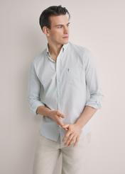 Pánska bavlnená košeľa s károvaným vzorom KOSMT-0277-8F(W26), pohľad spredu na produkt na modelke. Viditeľná polovica siluety.