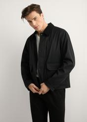 Pánska čierna prechodná bunda KURMT-0419-99(W26) - pohľad spredu na produkt, modelovaná, na svetlom pozadí. Viditeľná silueta po kolená.