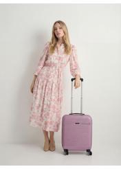 Malý kufor na kolieskach WALAB-0040-5B-19(W26), pohľad na produkt spredu vedľa modelu, viditeľná je celá silueta.