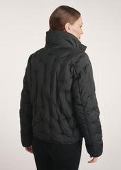 Čierna dámska zimná bunda KURDT-0614-99(Z25), pohľad na produkt zozadu na modelke, viditeľná polovica siluety.