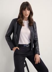 Dámska čierna krátka kožená bunda KURDS-0294-99(KS), pohľad spredu na produkt na modelke. Viditeľná polovica siluety.