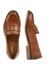 Dámske kožené mokasíny v koňakovej farbe BUTYD-1067-1F(W26), pohľad na produkt zhora na bielom podklade.