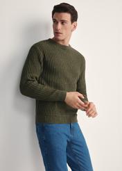 Pánsky khaki sveter SWEMT-0183-55(Z25), pohľad spredu na modelku. Viditeľná polovica siluety.