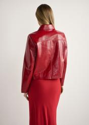 Červená krátka dámska bunda KURDS-0612-4B(W26), pohľad na produkt zozadu na modelke, viditeľná polovica siluety.