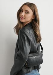 Dámska čierna ľadvinka s prešívaním TOREC-1192-99(W26) - pohľad spredu na produkt na modelke, na svetlom pozadí. Viditeľná silueta po pás.