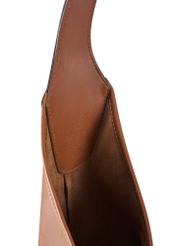 Veľká dámska kabelka koňakovej farby TOREC-1199-1F(W26), detailný záber na bielom pozadí.