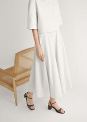 Tmavohnedé kožené sandále na blokovom podpätku BUTYD-1234-1IW26), bočný pohľad na produkt na nohách modelky.