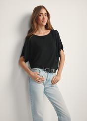 Dámska čierna rebrovaná blúzka BLUDT-0170-99(W25), pohľad spredu na produkt na modelke. Viditeľná polovica siluety.