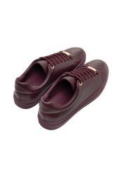 Dámske kožené tenisky v bordovej farbe BUTYD-1068-4E(Z26), pohľad zhora na produkt na bielom pozadí.