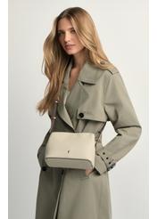 Krémová malá dámska kabelka TOREC-0768-0P(W26), pohľad na produkt na ramene modelky. Viditeľná polovica siluety.