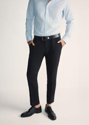 Čierne pánske kožené topánky BUTYM-0512-99(Z25), pohľad spredu na produkt na nohách modelu na svetlom pozadí.