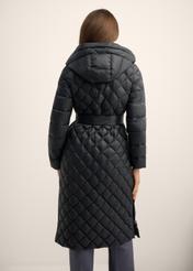 Čierna dámska bunda s prírodnou izoláciou KURDT-0691-99(Z26), pohľad na modelku zozadu. Viditeľná polovica siluety.