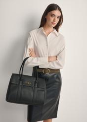 Veľká čierna dámska kabelka TOREC-1139-9I(W26), pohľad spredu na produkt na modelke, viditeľná polovica siluety.