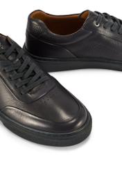 Pánske kožené tenisky v tmavomodrej farbe BUTYM-0484-7E(W26) - detailný záber na bielom pozadí.