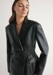 Dámska čierna kožená bunda KURDS-0600-99(W26) - pohľad spredu na produkt na modelke na svetlom pozadí. Viditeľná je polovica siluety.