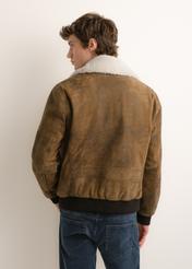 Pánska semišová bomber bunda KURMS-0422-1C(Z26), pohľad na produkt zozadu na modeli. Viditeľná polovica siluety.