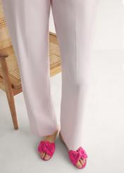 Dámske semišové šľapky fuchsiovej farby BUTYD-1237-5E(W26), pohľad spredu na produkt na nohách modelky.