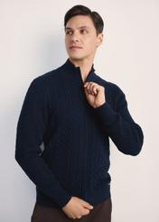 Pánsky tmavomodrý sveter na zips SWEMT-0169-68(Z25), produkt viditeľný diagonálne na modeli, viditeľná polovica siluety.