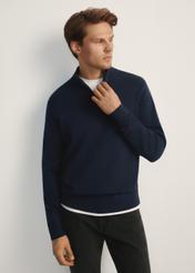 Pánsky tmavomodrý sveter SWEMT-0174-68(Z25), pohľad spredu na produkt na modelke, viditeľná polovica siluety.