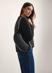 Čierna kožená kabelka v bagetovom štýle TORES-1238-99(W26), pohľad spredu na produkt na modelke, viditeľná polovica siluety.