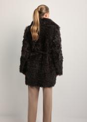 Dámsky hnedý obojstranný kožený kabát z ovčej kože KOZDS-0090-1393(Z25), pohľad na výrobok zozadu na modelke. Viditeľná polovica siluety.