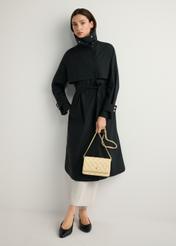 Žltá malá prešívaná dámska kabelka TOREC-1033-2A(W26), pohľad na produkt v ruke modelky. Viditeľné celé telo.