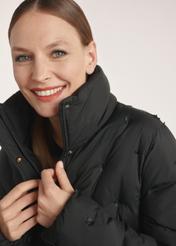 Čierna dámska zimná bunda KURDT-0614-99(Z25), detailný záber na detaily produktu na modelke, viditeľná 1/5 siluety.
