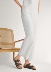 Dámske tmavohnedé kožené žabky BUTYD-1158-1I(W26), bočný pohľad na produkt na nohách modelky.