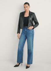 Dámska krátka kožená bunda KURDT-0522-99(W26) - pohľad spredu na výrobok, na modelke, na svetlom pozadí. Viditeľné celé telo.