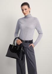 Elegantná dámska kabelka TOREC-1111-97(Z25), pohľad spredu na produkt na modelke, viditeľná polovica siluety.