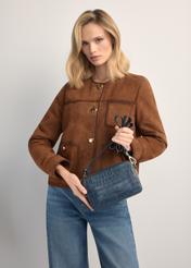 Malá tmavomodrá kožená kabelka s krokodílím vzorom TORES-1231-7D(W26), pohľad na produkt v rukách modelky. Viditeľná polovičná silueta.