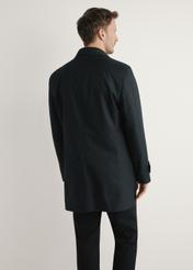 Pánska čierna zateplená bunda KURMT-0408-99(W26), pohľad na produkt zozadu na modeli. Viditeľná polovica siluety.