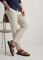 Pánske kožené sandále v koňakovej farbe BUTYM-0537-1F(W26), bočný pohľad na produkt na nohách modelky.