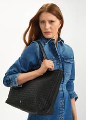 Kožená čierna dámska shopper kabelka TORES-1107-99(W25), diagonálny pohľad na siluetu modelky, na bielom podklade.