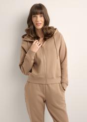 Dámska mikina s kapucňou na zips v ťavej farbe BLZDT-0122-1D(Z26), pohľad spredu na produkt na modelke. Viditeľná polovica siluety.