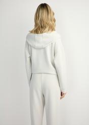 Svetlobéžová dámska mikina s kapucňou BLZDT-0111A-1A(W26), pohľad na modelku zozadu. Viditeľná polovica siluety.