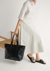 Dámske čierne kožené žabky BUTYD-1269-99(W26), bočný pohľad na produkt na nohách modelky.