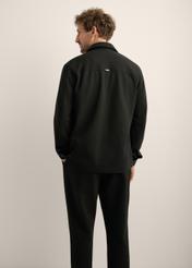 Pánska pletená košeľa oversize KOSMT-0366-99(Z26). Pohľad na produkt zozadu na modelovi. Viditeľná polovica postavy. 
