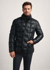 Čierna pánska kožená zateplená bunda KURMS-0375-2872(Z25), pohľad spredu na produkt na modelke, viditeľná polovica siluety.-02