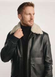 Čierna pánska kožená pilotná bunda KURMS-0378-2745(Z25), pohľad spredu na produkt na modelke, viditeľná polovica siluety.