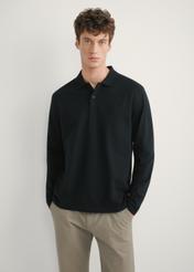 Pánske čierne tričko s dlhým rukávom a golierom LSLMT-0011-99(W26), pohľad spredu na modelku. Viditeľná polovica siluety.