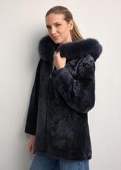 Dámsky obojstranný kožený kabát z ovčej kože KOZDS-0094-1397(Z25), pohľad spredu na výrobok na modelke. Viditeľná polovica siluety.