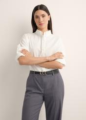 Krémová oversize dámska košeľa KOSDT-0193-0C(Z26), pohľad na produkt spredu na modelke, viditeľná polovica siluety.