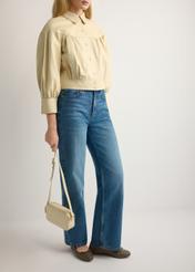 Dámske kožené balerínky v chladnej béžovej farbe BUTYD-1248-1K(W26), pohľad na produkt na nohách modelky.