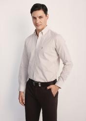Pánska bavlnená košeľa so svetlobéžovou kockou KOSMT-0277-24(Z25), pohľad spredu na produkt na modelke, viditeľná polovica siluety.
