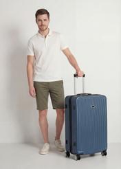 Veľký kufor na kolieskach WALAB-0053-7D-29(W26), pohľad na produkt diagonálne vedľa modelu, viditeľná je celá silueta.