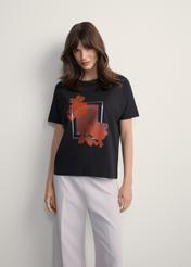 Čierne dámske tričko s potlačou TSHDT-0146-99(Z25), pohľad spredu na produkt na modelke. Viditeľná polovica siluety.