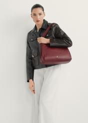 Dámska kožená nákupná taška tmavočervenej farby TORES-0636D-4C(W26) - pohľad na produkt mierne diagonálny, na modelke, na svetlom pozadí. Viditeľná je celá silueta.