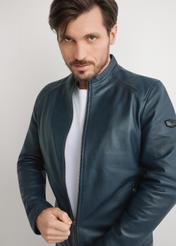 Pánska kožená bunda v tmavomodrej farbe KURMS-0329-7E(W26) - pohľad spredu na modelku, na svetlom pozadí. Viditeľná polovica siluety.