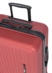 Stredne veľký kufor na kolieskach WALAB-0082-4B-24(W26), detailný záber na rukoväť produktu na bielom pozadí.